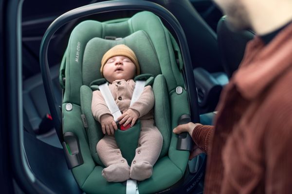 Babyschalen sind speziell für die Autofahrt in den ersten Lebensmonaten konzipiert. Link führt zu einer Übersichtsseite zum Thema "Babyschalen"